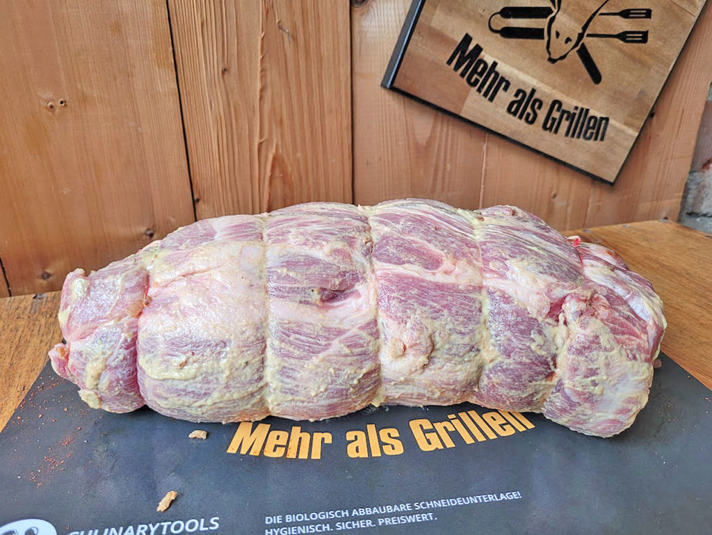 BBQ County Spiessbraten mit Senf bestreichen