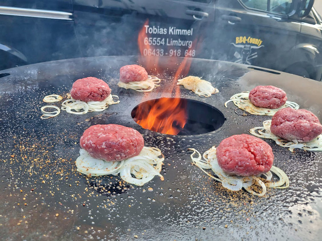 Oklahoma Style Fried Onion Burger würzen Patties auf die Plancha