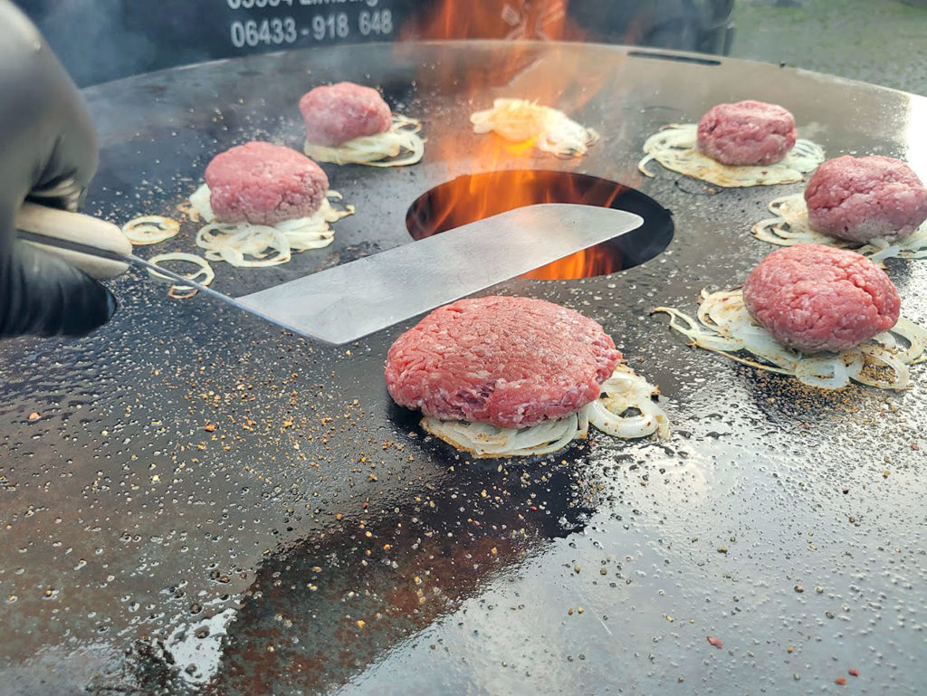 Oklahoma Style Fried Onion Burger würzen Patties platt drücken