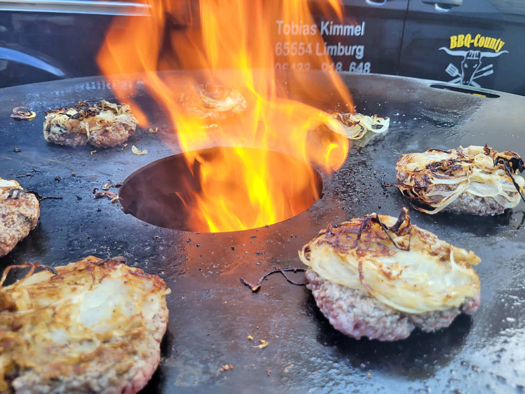 Oklahoma Style Fried Onion Burger würzen Zwiebeln frittiert