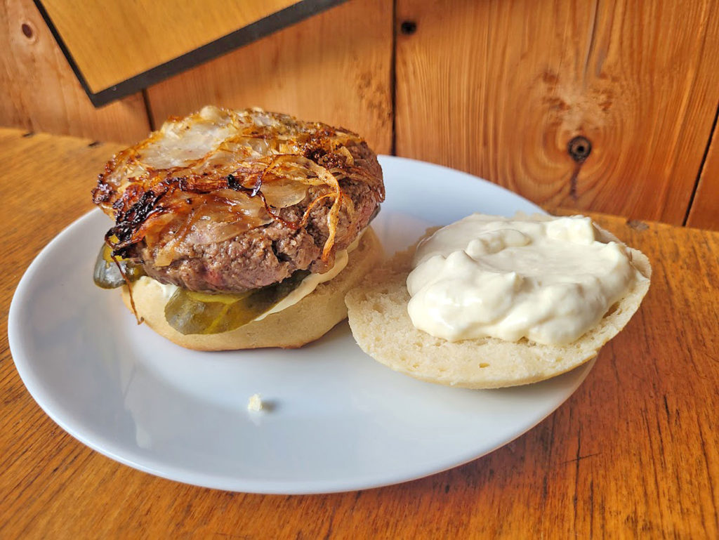 Oklahoma Style Fried Onion Burger Patty auf das Bun